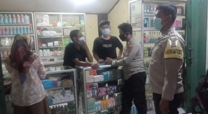 Anggota Polsek Kresek saat mendatangi sebuah toko kosmetik yang diduga menjual obat-obatan terlarang. (Ist)