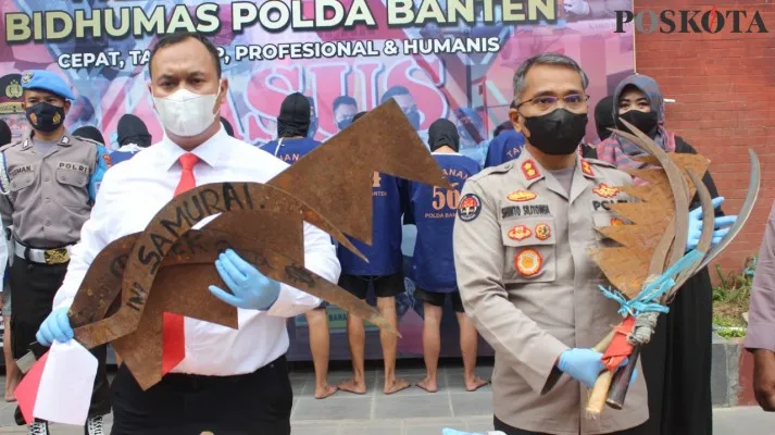 Kabidhumas Polda Banten, AKBP Shinto Silitonga dan Kasubdit Jatanras memperlihatkan senjata tajam yang disita dari berandal jalanan dalam press conference di Mapolda Banten, Senin (20/12/2021). (foto: rahmat haryono)