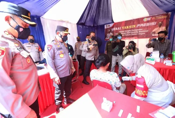 Kapolri Jendral Sigit Prabowo saat meninjau Pelabuhan Merak, Banten antisipasi lonjakan penumpang saat Nataru. (Ist)