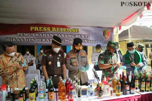 Kapolda Banten Irjen Pol Rudi Heriyanto, Wakil Ketua Majelis Ulama Indonesia (MUI) Banten KH Mahmudi, Danrem 064 MY Brigjen TNI Yunianto, Kajati Banten Reda Mantovani, Kepala BNN Provinsi Banten Brigjen Pol Hendri Marpaung sebelum memusnahkan miras. (foto: poskota/ rahmat haryono)