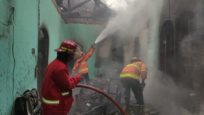 Damkar Kota Bekasi saat melakukan evakuasi pemadaman rumah terbakar di Kavling Rawa Bugel Indah RT 8 RW 3, Kelurahan Margamulya, Bekasi Utara, Sabtu (25/12/2021) lalu. (Ist)