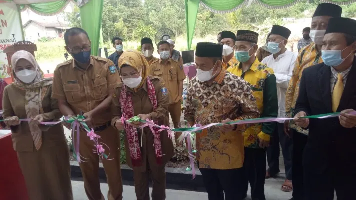 Bupati Serang Ratu Tatu Chasanah saat meresmikan Sekolah Dasar Islam Terpadu (SDIT) Bina Insani yang di Kecamatan Waringinkurung, Selasa (28/12/2021). (ist)