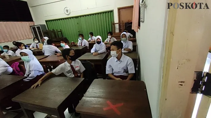 Suasana di hari pertama penyelengaraan Pembelajaran Tatap Muka (PTM) di SDN 17 Cempaka Putih, Jakarta Pusat, Senin (3/1/2022). (foto: poskota/cr10)