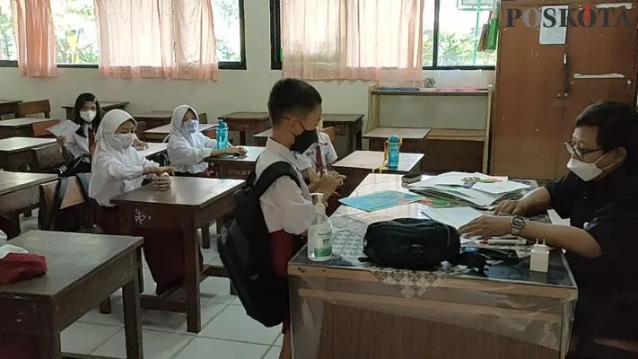 Suasana di hari pertama penyelengaraan Pembelajaran Tatap Muka (PTM) di SDN 17 Cempaka Putih, Jakarta Pusat, Senin (3/1/2022). (foto: poskota/cr10)