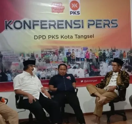 Komedian Narji (tengah) usai konferensi pers tentang dirinya yang bergabung dengan PKS. (Sumber: Dok. PKS)