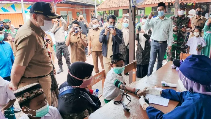 Bupati Tangerang, Ahmed Zaki Iskandar sat sedang memantau vaksin di salah satu Sekolah Dasar (SD). (veronica)