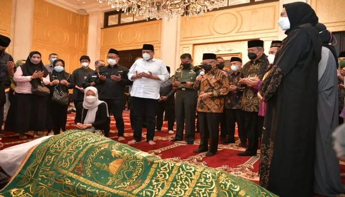 Wakil Presiden K.H. Ma'ruf Amin saat melakukan takziah ibunda Chairul Tanjung (CT), Rabu (5/1/2022). (foto: ist)