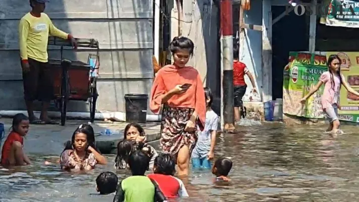 Begini situasai banjir rob di wilayah Muara Angke, Jakarta Utara beberapa waktu lalu kini diprediksi akan kembali tergenang pada Lebaran mendatang. (foto: poskota/ tuahta simanjuntak)