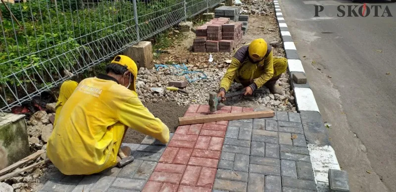 Petugas Sudin Binamarga Bangun Trotoar Pasca Bangunan Liar Dibongkar di Jl. Dr. Soepomo, Tebet, Jaksel. (adji)