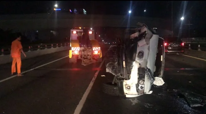 Kondisi mobil Mitsubishi Pajero yang ringsek pada bagian depan dan samping pasca terguling di Jalan Tol Dalam Kota Jakarta. (ist)