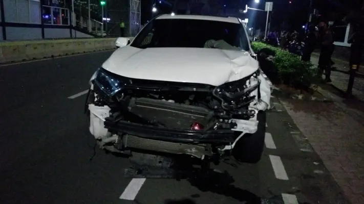 Kecelakaan antara Pemotor Honda Supra ditabrak Mobil Honda CRV warna putih di Perempatan Al-Azhar Jl. Sisingamaraja, Kebayoran Baru, Jakarta Selatan. (Foto: poskota/ novriadji)