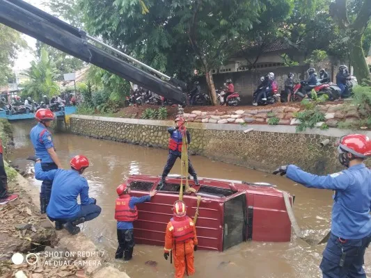 Mobil Toyota Kijang tercebur masuk ke Kali di Jalan Kahfi II, Jagakarsa, Jakarta Sselatan. (Ist)