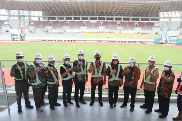 Wakil Gubernur Banten bersama bos Dewa United setelah meninjau BIS. (ist) 