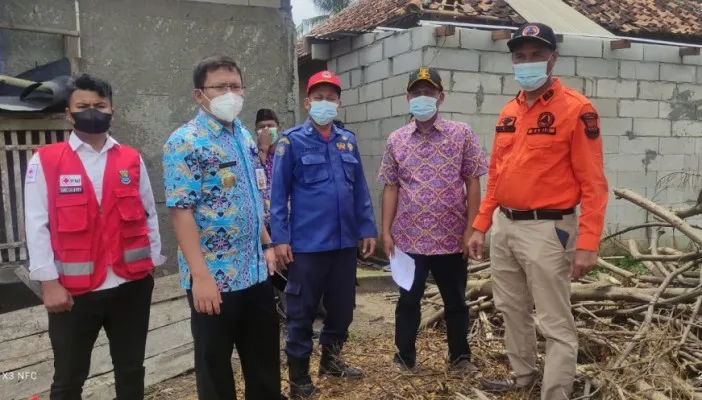 Camat beserta BPBD saat meninjau lokasi bencana angin puting beliung. (Ist)