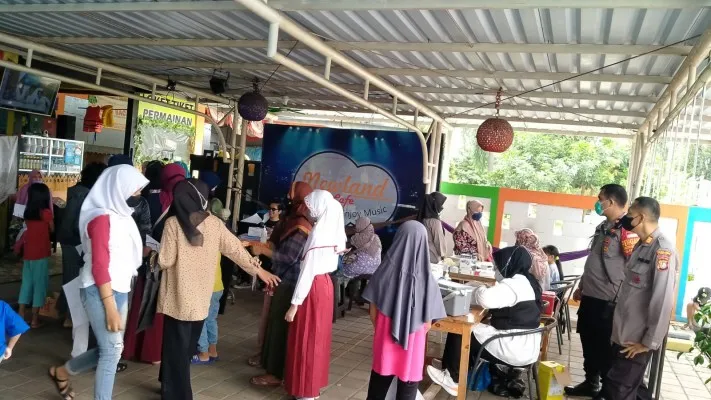 Vaksinasi anak digelar Polsek Beji, Depok untuk mempercepat herd immunity. (foto: poskota/ angga)