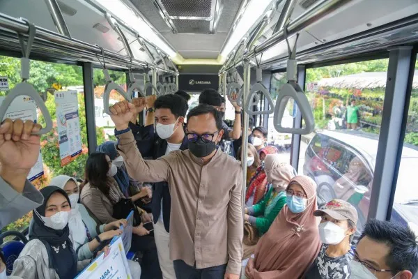 Walikota Bogor Bima Arya bersama warga Bogor menaiki Biskita Trans Pakuan (Dok Humas Pemkot Bogor)