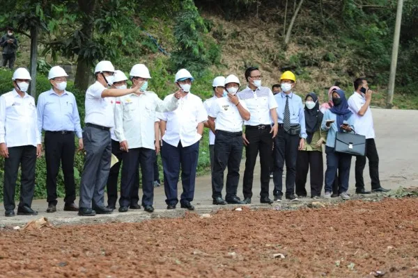 Walikota Serang bersama rombongan saat meninjau pembangunan di TPA Cilowong (Ist)