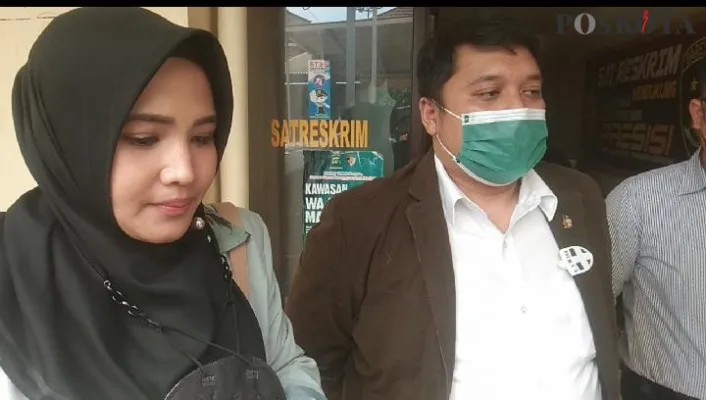 Amalia Fujiwati dengan kuasa hukum usai mendatangi Polres Metro Depok. (foto: poskota/ angga pahlevi)