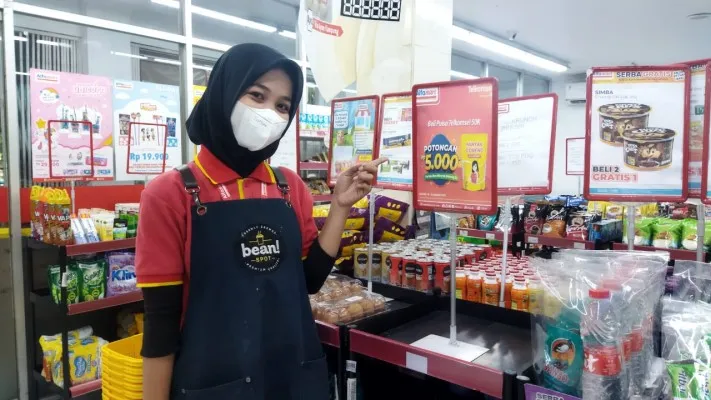 Minyak goreng tampak kosong di mini market dampak panic buying. (foto: ist)