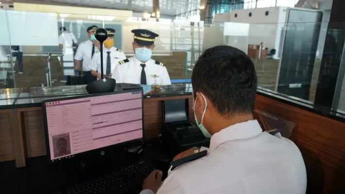 Proses pemeriksaan dokumen perjalanan penumpang luar negeri oleh pihak Imigrasi Bandara Soekarno-Hatta. (Foto: dok.)