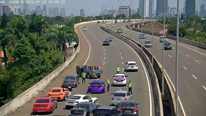 Petugas PJR Polda Metro Depok Menindak teguran kepada pengemudi mobil sport membuat kemacetan dalam Tol Andara. (ist)