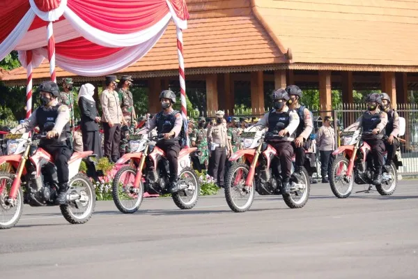 Forkopimda Jawa Timur gelar pasukan patroli motor penegakan protokol kesehatan untuk masyarakat Jawa Timur. (pamor keris)