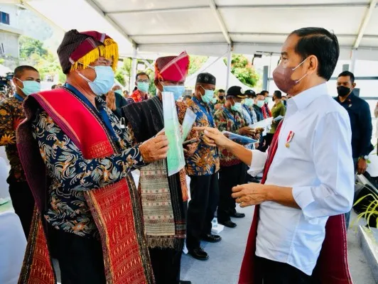 Presiden Joko Widodo saat serahkan SK pengelolaan lahan kepada masyarakat.(foto biro pers)