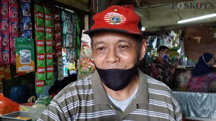 Syawal (65) pedagang minyak goreng di Pasar Slipo Jakarta Barat. (foto: poskota/ pandi)