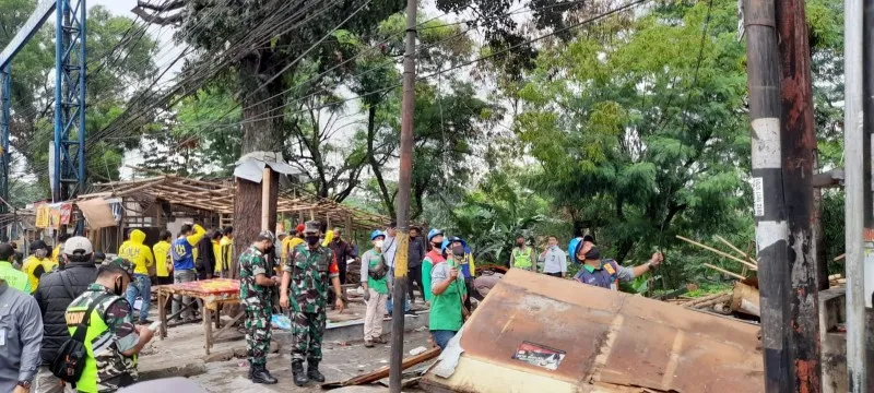 Petugas gabungan membongkar lapak pedagang Kaki-5 di depan Plaza Jambu Dua, Bogor. (foto: poskota/billy)