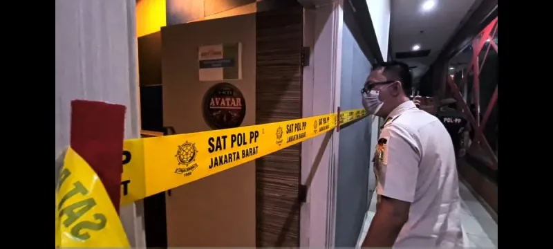 Petugas Satpol PP saat melakukan penyegelan usaha karaoke di Jakarta Barat yang melanggar aturan. (Ist)