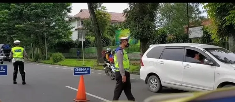 Polantas memeutar balik ibuan kendaraan yang melintas di Kota Bogor, saat penerapan ganjil genap. (foto: poskota/ billy)