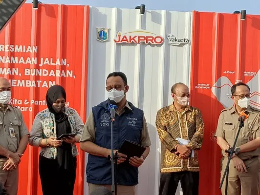 Gubernur DKI, Anies Baswedan saat meresmikan nama sejumlah fasilitas di pantai reklamasi, Jakarta Utara. (foto: poskota/ aldo)