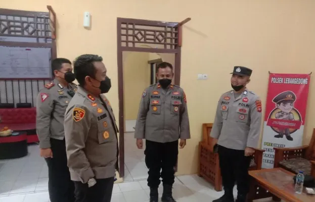 Kapolres Lebak, AKBP Wiwin melakukan pengecekann sejumlah ruangan tahanan dan pelayanan di Polsek. (Ist)