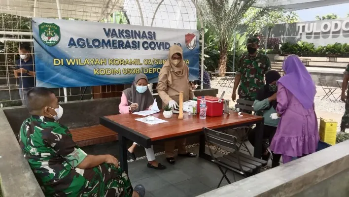 Danramil Sukmajaya Kapten Inf Suyono bersama anggota lakukan serbuan vaksinasi booster, (ist)