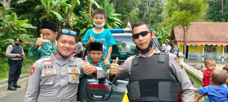 Beberapa polisi tampak akrab dengan anak-anak desa wadas. (ist)