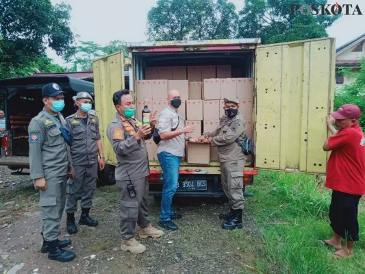 Ribuan minuman yang disita Satpol PP Kota Tangsel. (foto: poskota/ Iqbal)