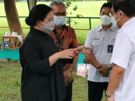 Puan Maharani saat berbincang dengan Direktur Utama Petrokimia Gresik, Dwi Satriyo Annurogo di Petrokimia Gresik. (foto: poskota/rizal)