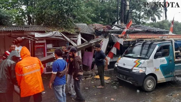 Petugas membenahi kerusakan fasilitas umum akibat angin puting beliung di Bogor. (foto: poskota/billy adhiyaksa)