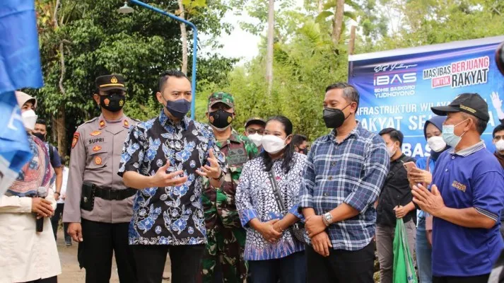 Edhie Baskoro Yudhoyono atau Ibas ketika meninjau pembangunan jalan di Pacitan, Sabtu (6/3/2022). (Foto: Dok. Demokrat).