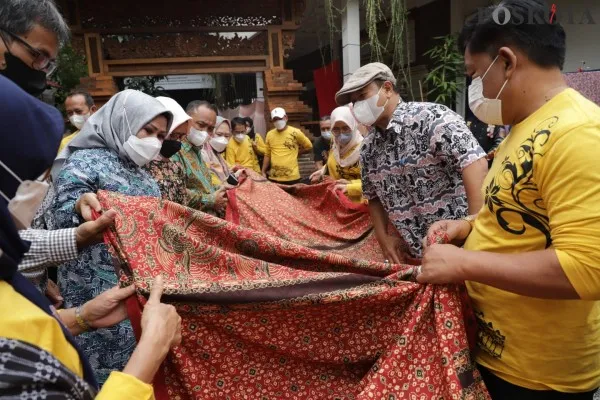 Bupati Serang Ratu Tatu Chasanah saat melihat hasil kerajinan batik di Rumah Batik Komar, Bandung, Jawa Barat. (ist)