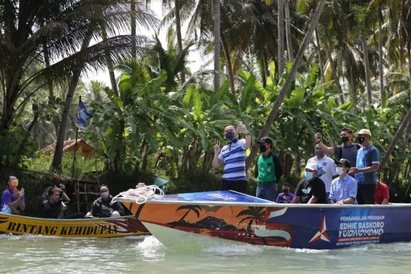 Fraksi Demokrat dipimpin Edhi Baskoro Yudhoyono saat memberikan bantuan perahu untuk warga di kawasan Sungai Maron, Pacitan. (Foto: Dok. Demokrat).