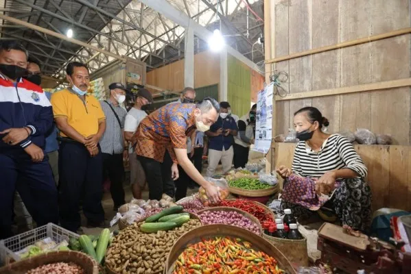 Ibas saat berkunjung ke pasar Nglorok, Pacitan. (Foto: Dok. Demokrat).