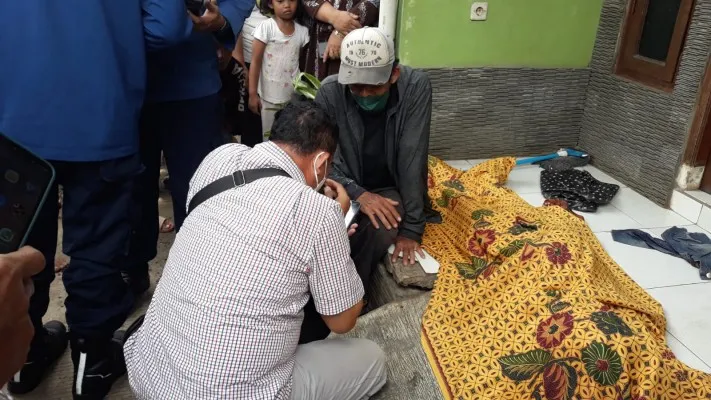 Jasad AHM (9) ditemukan oleh warga usai tenggelam di Waduk Rambutan 2, Ciracas, Jakarta Timur, Rabu (9/3/2022). (foto: ist)