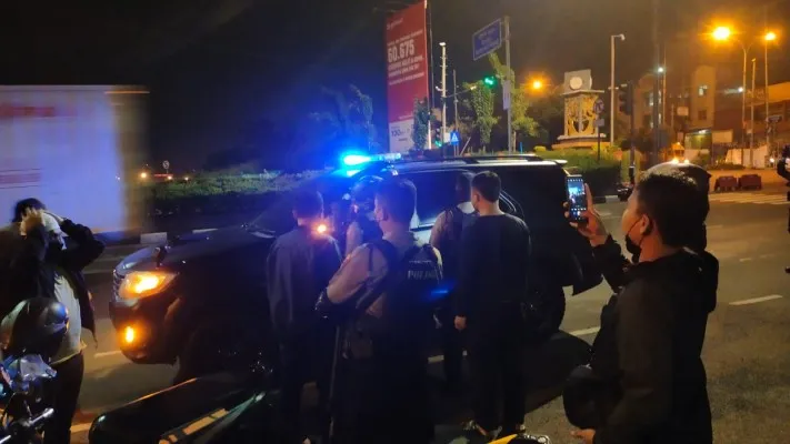 Tim Patroli Presisi Polres Depok menghentikan mobil yang ditumpangi Daus Mini karena menggunakan Nopol Palsu. (Ist)