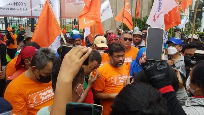 Buruh dari KSPI saat demo di depan Gedung DPR RI beberapa waktu lalu. (dok.poskota)