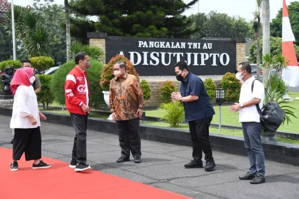 Presiden Joko Widodo saat akan berangkat menuju Kalimantan Timur.  (foto biro pers).