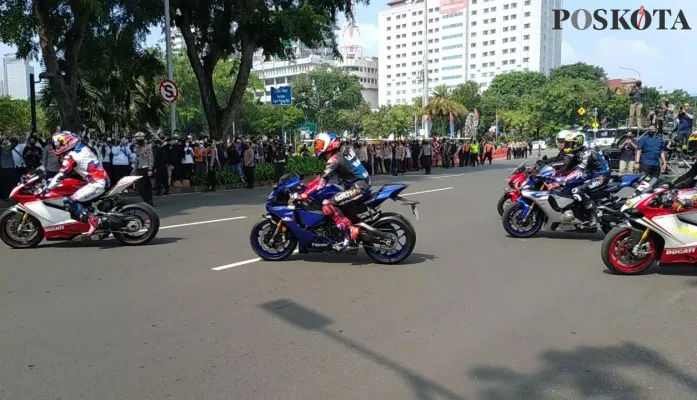 Para pembalap melakukan parade di Jakarta