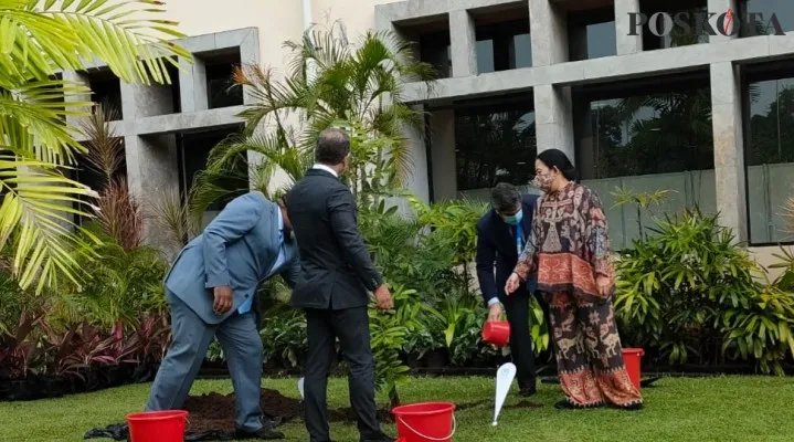 Puan Maharani dan Presiden Inter-Parliamentary Union (IPU) Duarte Pacheco secara bersama-sama  menanam pohon kelengkeng. (rizal)