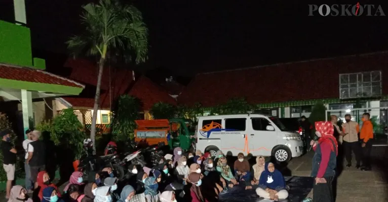 Puluhan korban kebakaran di Kebayoran Baru mengungsi di SDN 05 Cipete Utara. (foto: poskota/ novriadji)