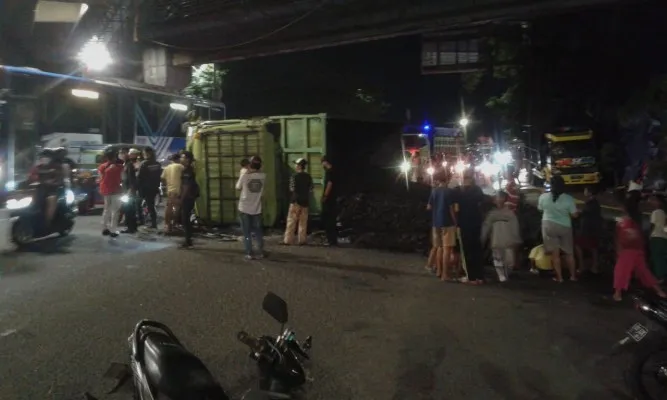 Mobil truk di Jalan Latumenten, Grogol Petamburan, Jakarta Barat, terguling. (foto: ist)